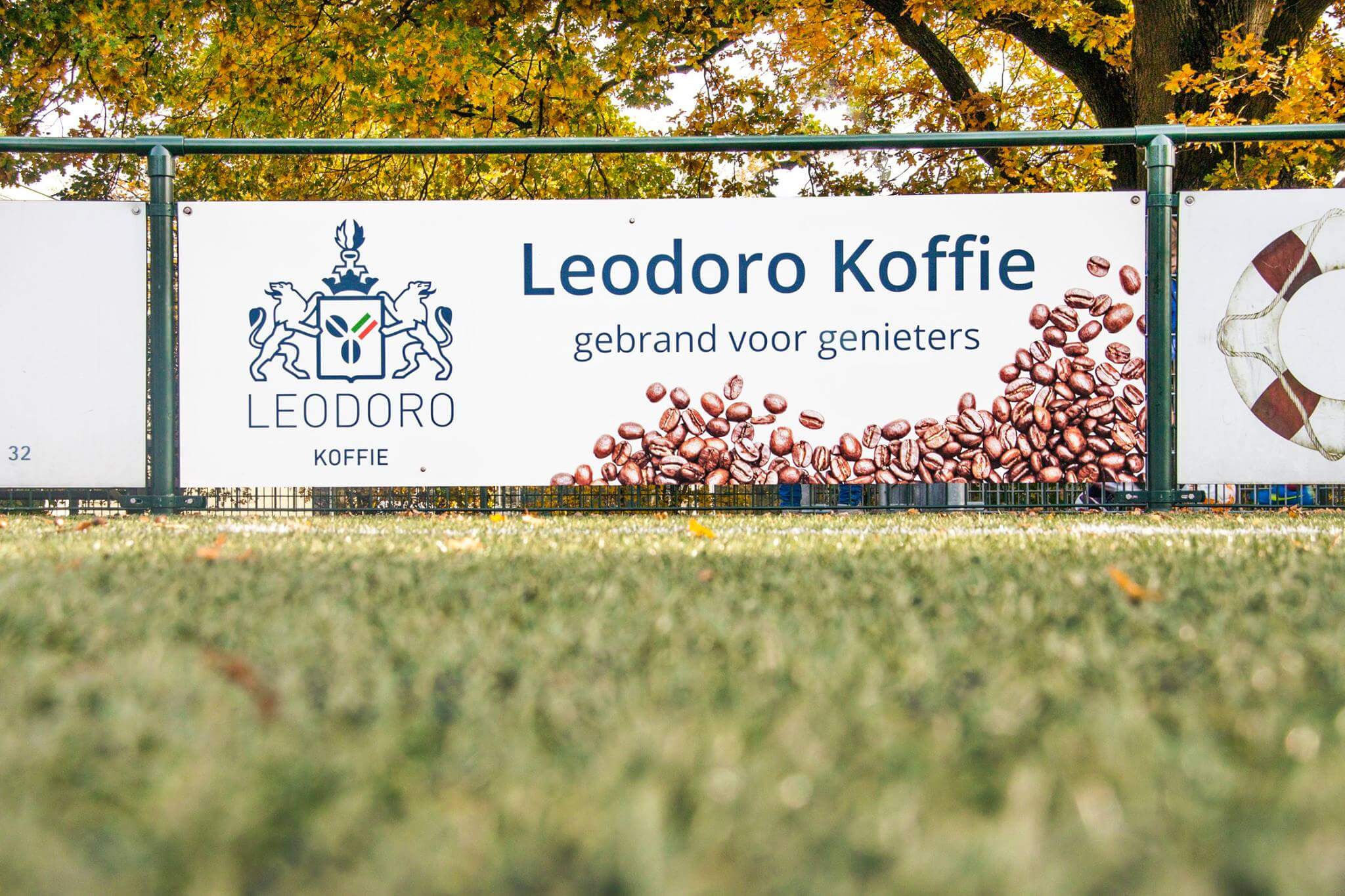 Leodoro Koffie Banner langs het Voetbalveld bij VDZ Arnhem