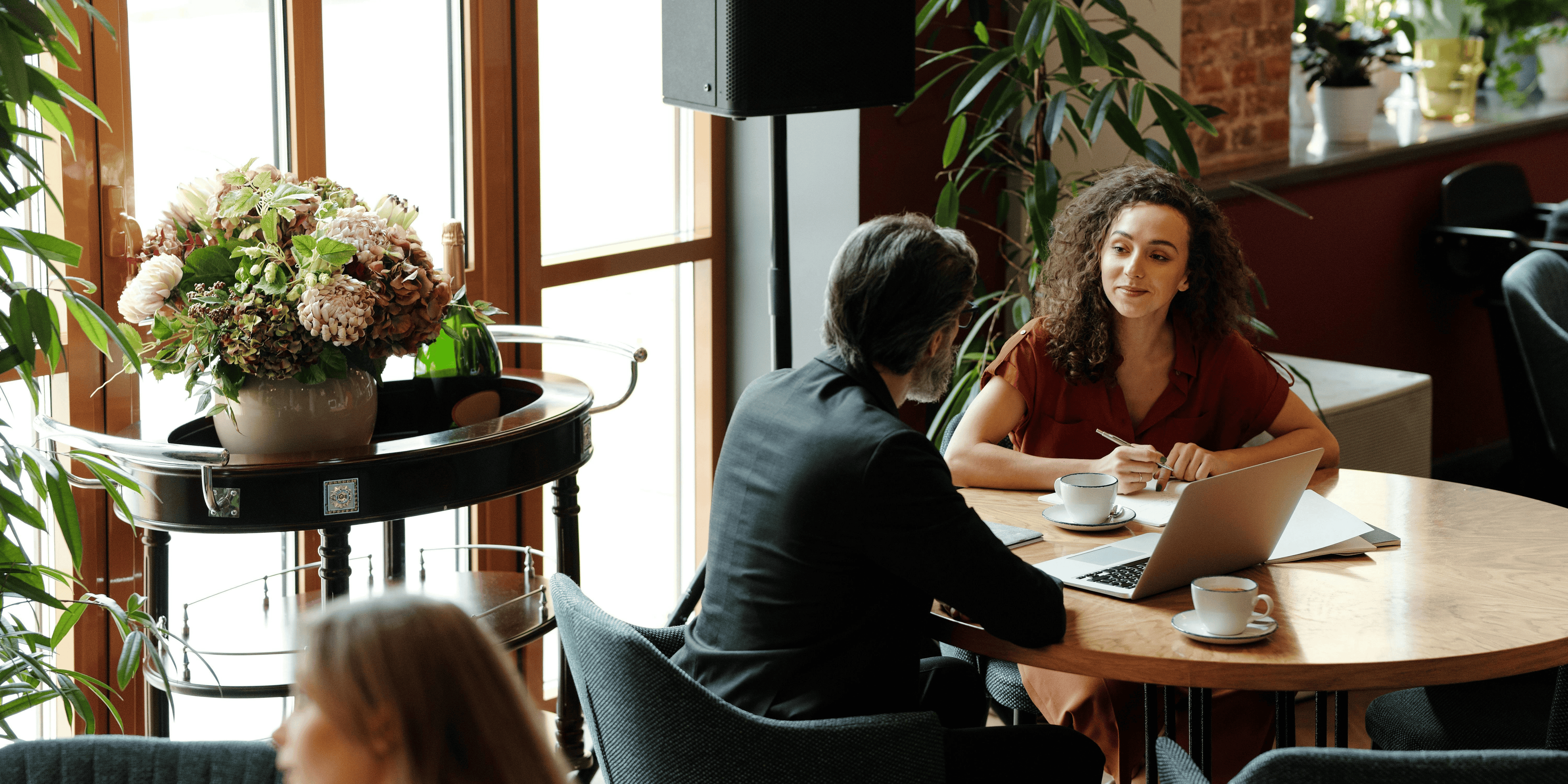 Koffie voor bedrijven – collega’s genieten van slow-roast espresso op kantoor