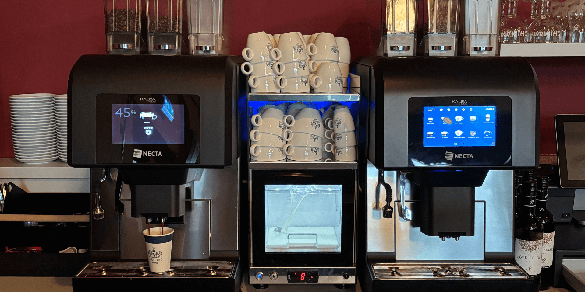 Geplaatste Leodoro Kalea Plus Machines van Leodoro Koffie met Leodoro Servies